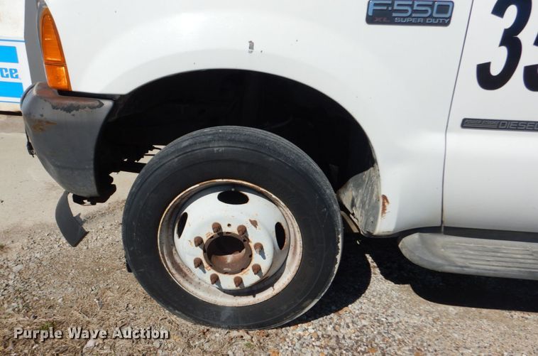 image for item GT9592 2001 Ford F550 Super Duty XL  bucket truck