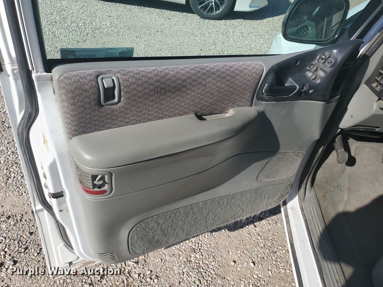 image for item HW9729 1999 Plymouth Grand Voyager SE  van