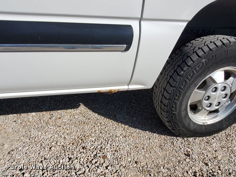 image for item HW9730 2001 Chevrolet Suburban C1500 LS  SUV