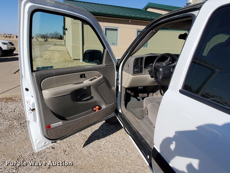 image for item HW9730 2001 Chevrolet Suburban C1500 LS  SUV