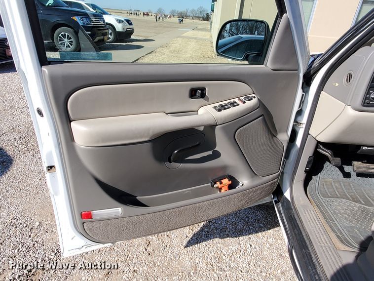 image for item HW9730 2001 Chevrolet Suburban C1500 LS  SUV