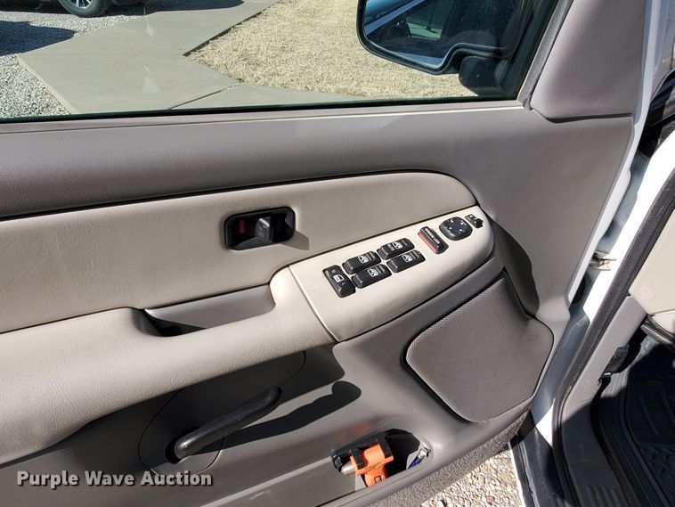 image for item HW9730 2001 Chevrolet Suburban C1500 LS  SUV