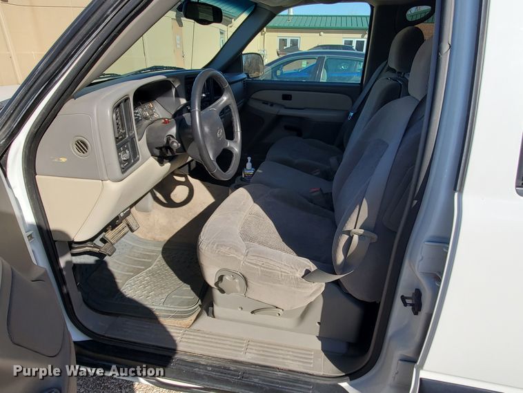 image for item HW9730 2001 Chevrolet Suburban C1500 LS  SUV