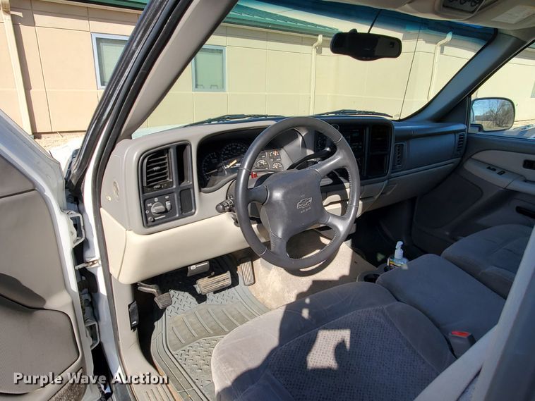 image for item HW9730 2001 Chevrolet Suburban C1500 LS  SUV