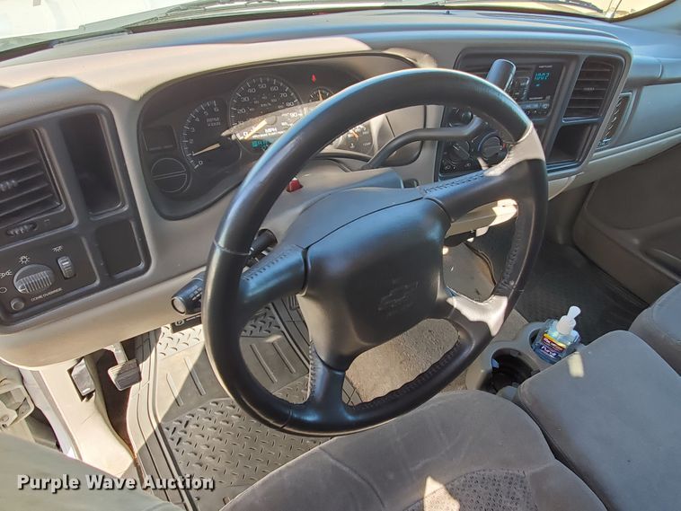 image for item HW9730 2001 Chevrolet Suburban C1500 LS  SUV