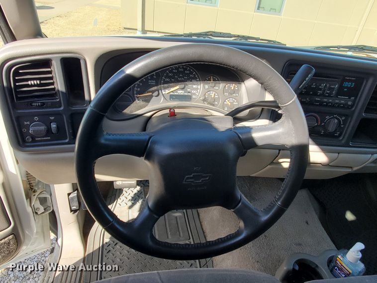 image for item HW9730 2001 Chevrolet Suburban C1500 LS  SUV