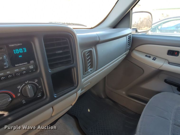 image for item HW9730 2001 Chevrolet Suburban C1500 LS  SUV