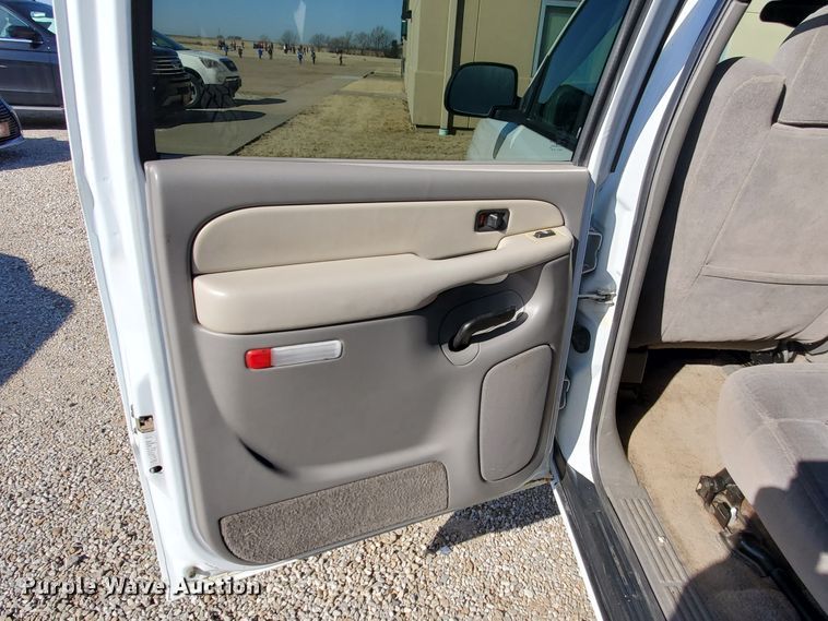 image for item HW9730 2001 Chevrolet Suburban C1500 LS  SUV