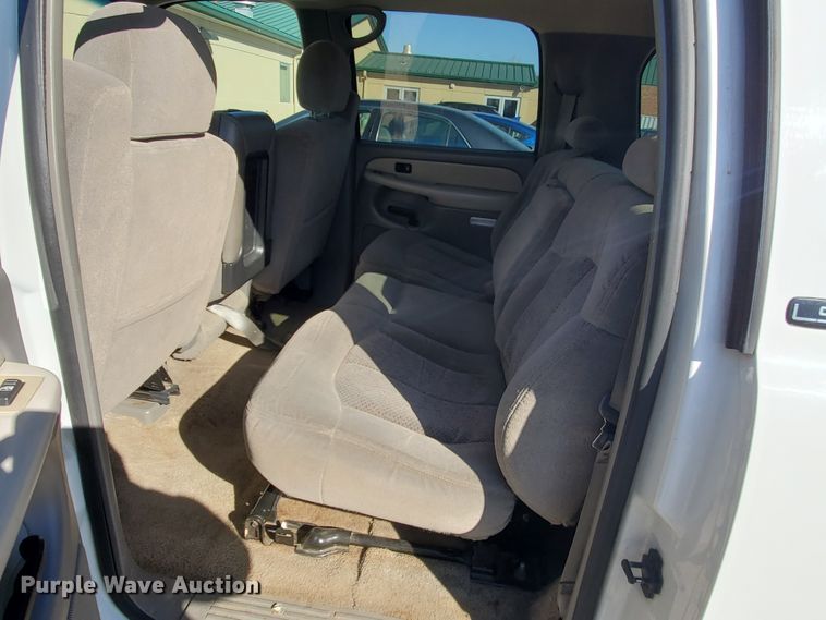 image for item HW9730 2001 Chevrolet Suburban C1500 LS  SUV