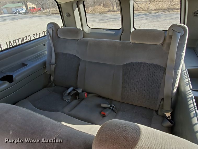 image for item HW9730 2001 Chevrolet Suburban C1500 LS  SUV