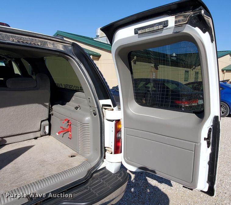 image for item HW9730 2001 Chevrolet Suburban C1500 LS  SUV