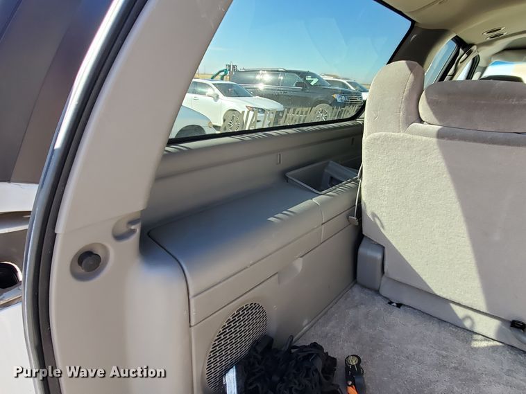 image for item HW9730 2001 Chevrolet Suburban C1500 LS  SUV