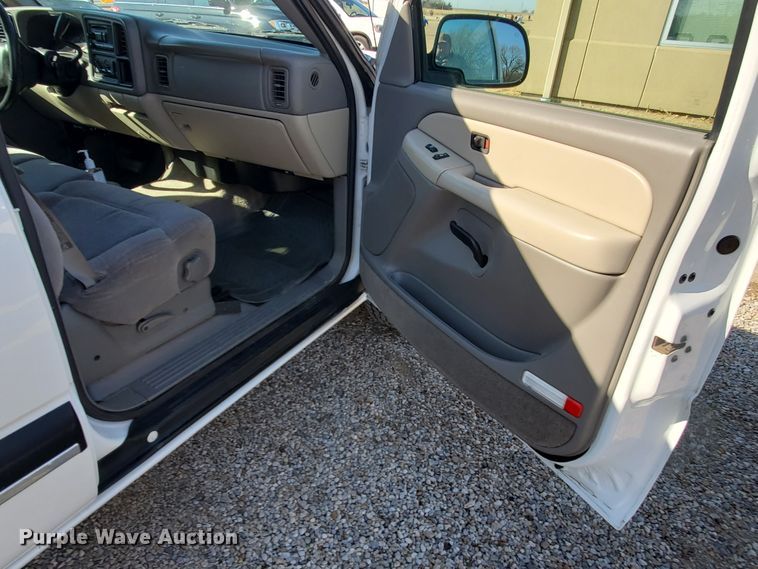 image for item HW9730 2001 Chevrolet Suburban C1500 LS  SUV