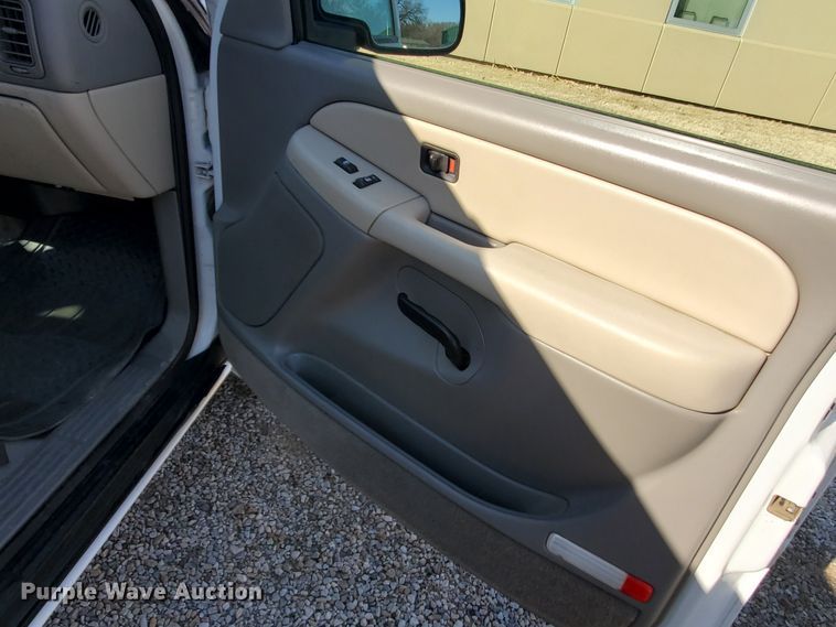 image for item HW9730 2001 Chevrolet Suburban C1500 LS  SUV