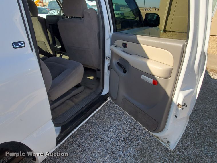 image for item HW9730 2001 Chevrolet Suburban C1500 LS  SUV