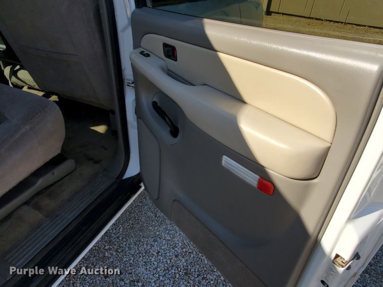 image for item HW9730 2001 Chevrolet Suburban C1500 LS  SUV