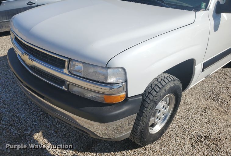 image for item HW9730 2001 Chevrolet Suburban C1500 LS  SUV