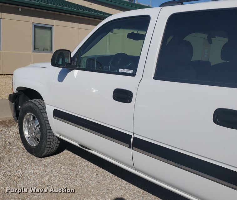 image for item HW9730 2001 Chevrolet Suburban C1500 LS  SUV