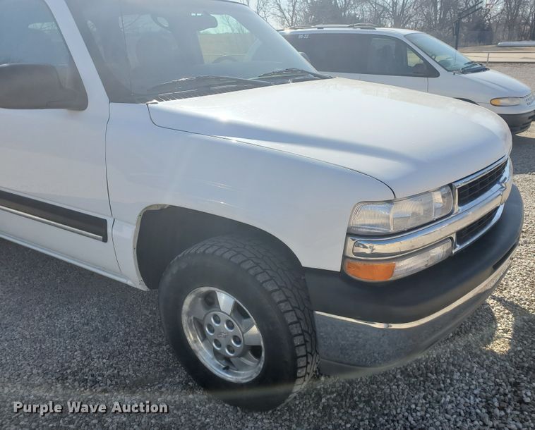 image for item HW9730 2001 Chevrolet Suburban C1500 LS  SUV