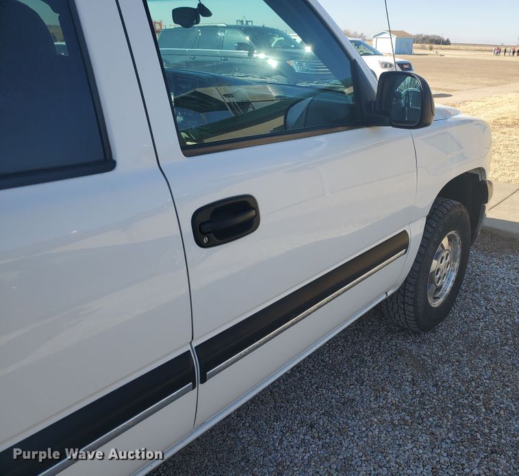 image for item HW9730 2001 Chevrolet Suburban C1500 LS  SUV