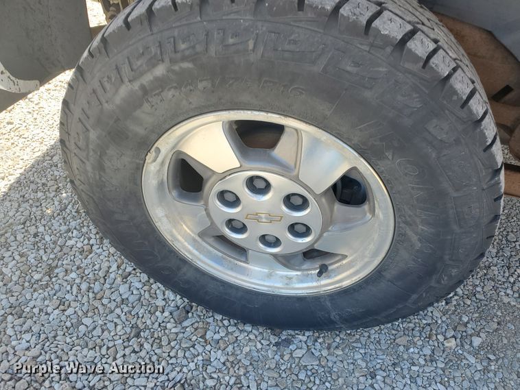 image for item HW9730 2001 Chevrolet Suburban C1500 LS  SUV