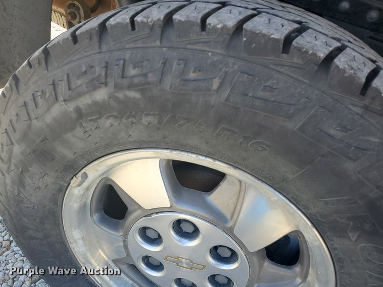 image for item HW9730 2001 Chevrolet Suburban C1500 LS  SUV