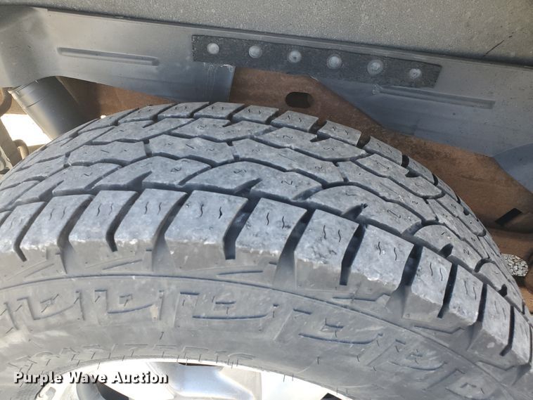 image for item HW9730 2001 Chevrolet Suburban C1500 LS  SUV