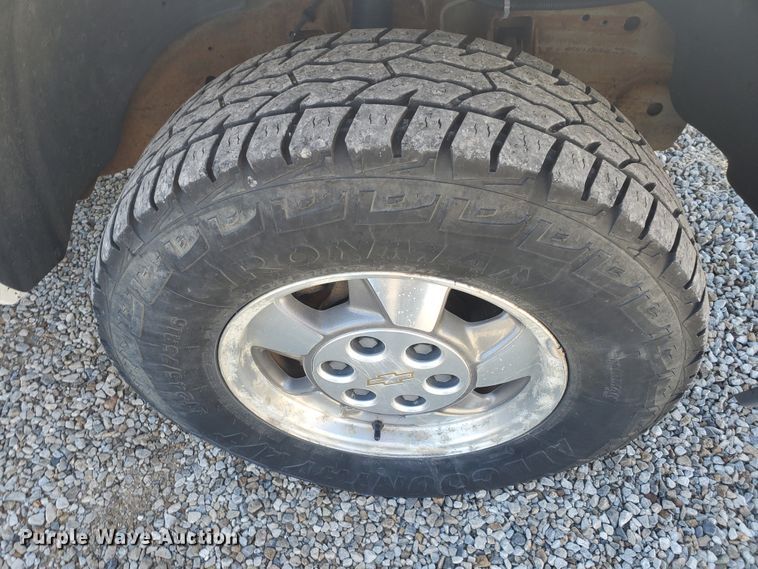 image for item HW9730 2001 Chevrolet Suburban C1500 LS  SUV