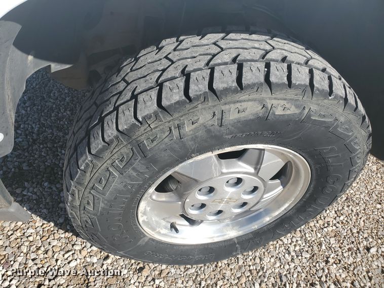 image for item HW9730 2001 Chevrolet Suburban C1500 LS  SUV