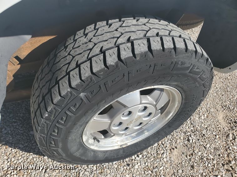 image for item HW9730 2001 Chevrolet Suburban C1500 LS  SUV