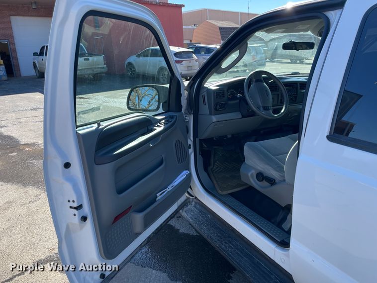 image for item HX9827 2004 Ford Excursion XLT  SUV