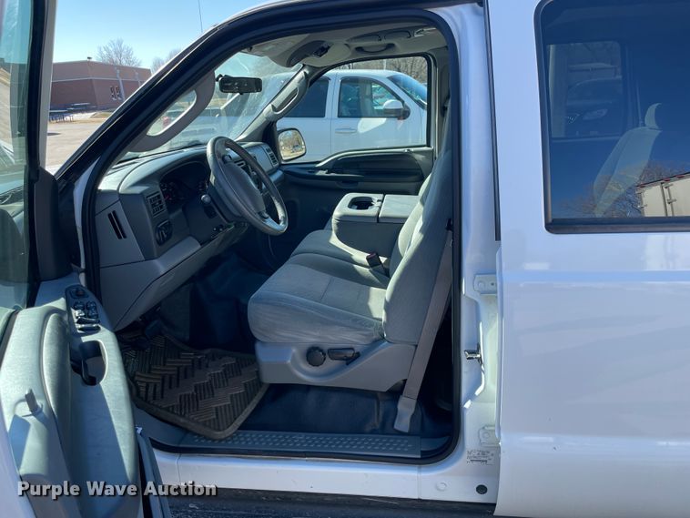 image for item HX9827 2004 Ford Excursion XLT  SUV