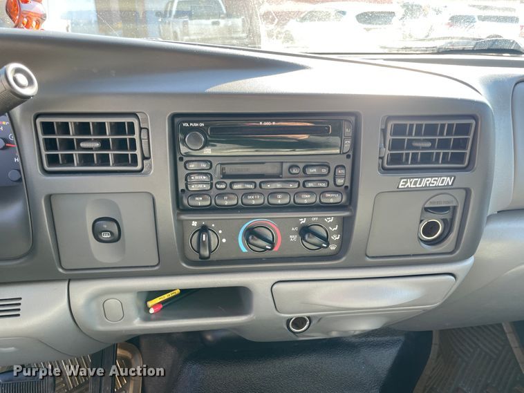 image for item HX9827 2004 Ford Excursion XLT  SUV