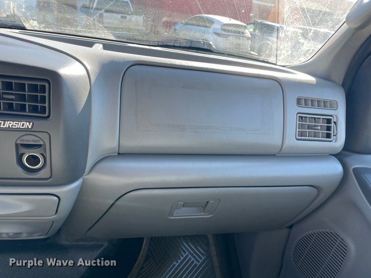 image for item HX9827 2004 Ford Excursion XLT  SUV