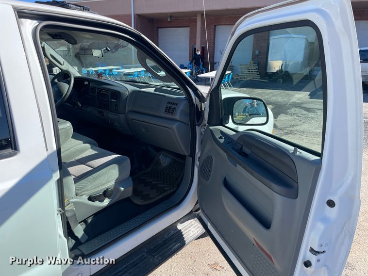 image for item HX9827 2004 Ford Excursion XLT  SUV