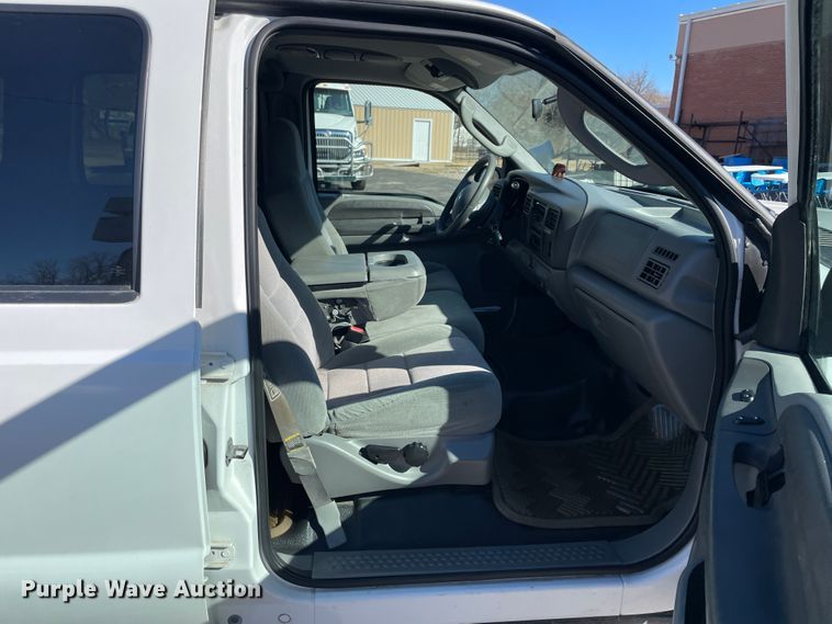 image for item HX9827 2004 Ford Excursion XLT  SUV