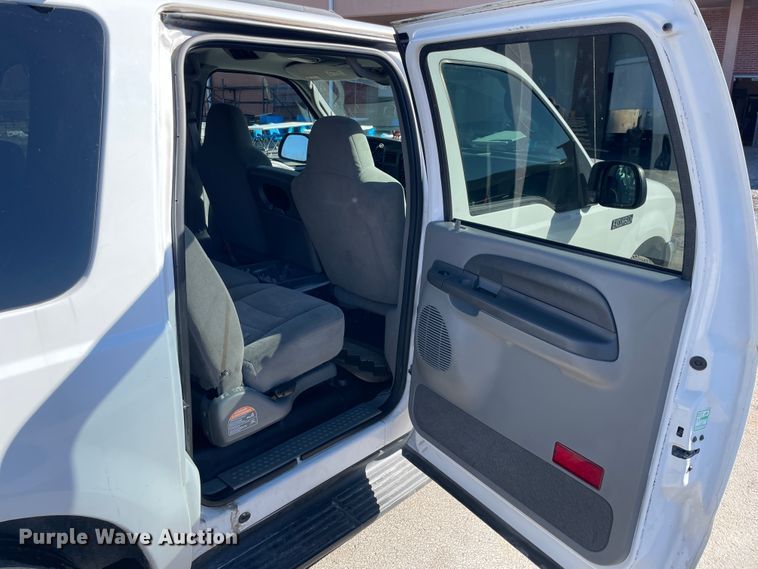 image for item HX9827 2004 Ford Excursion XLT  SUV