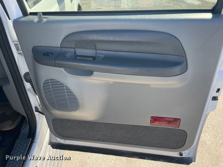 image for item HX9827 2004 Ford Excursion XLT  SUV