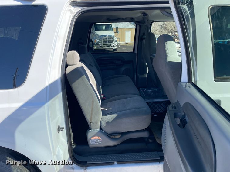 image for item HX9827 2004 Ford Excursion XLT  SUV