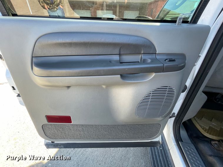 image for item HX9827 2004 Ford Excursion XLT  SUV