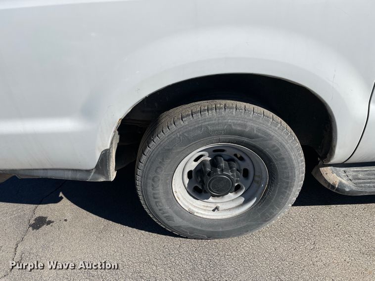 image for item HX9827 2004 Ford Excursion XLT  SUV