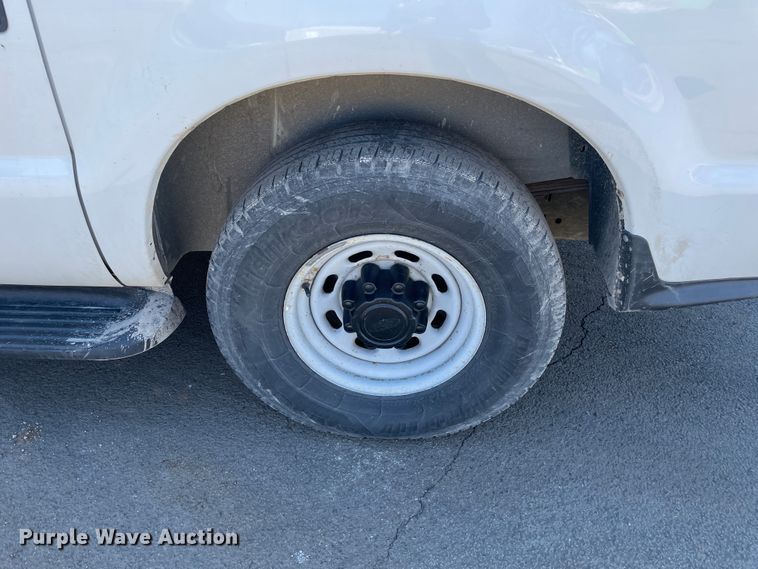 image for item HX9827 2004 Ford Excursion XLT  SUV