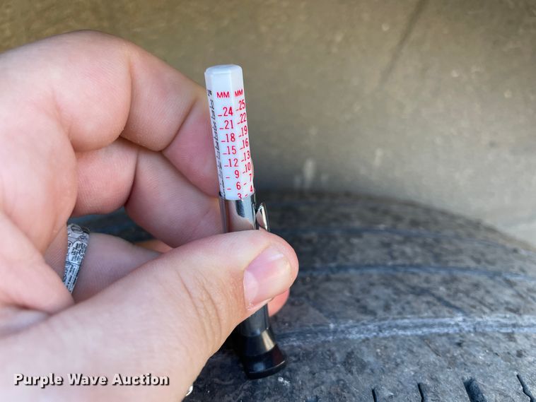 image for item HX9827 2004 Ford Excursion XLT  SUV