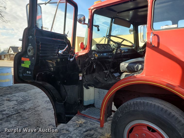 image for item IU9007 1985 Ford 800  pumper fire truck