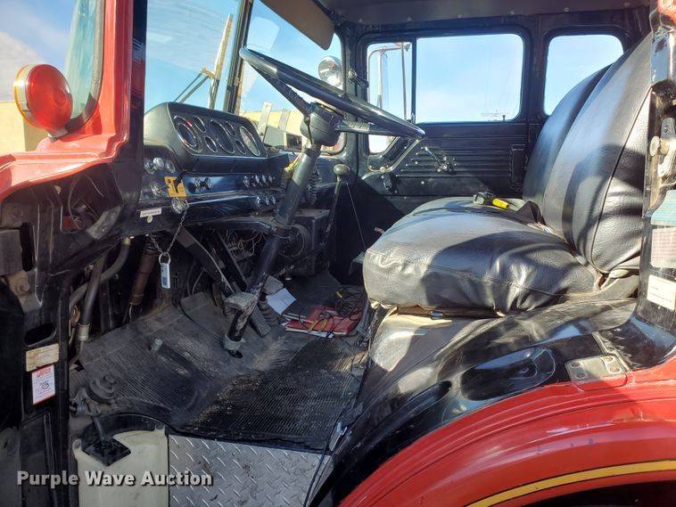 image for item IU9007 1985 Ford 800  pumper fire truck