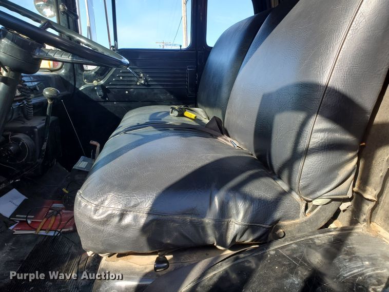 image for item IU9007 1985 Ford 800  pumper fire truck