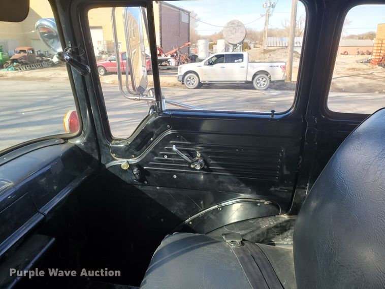 image for item IU9007 1985 Ford 800  pumper fire truck