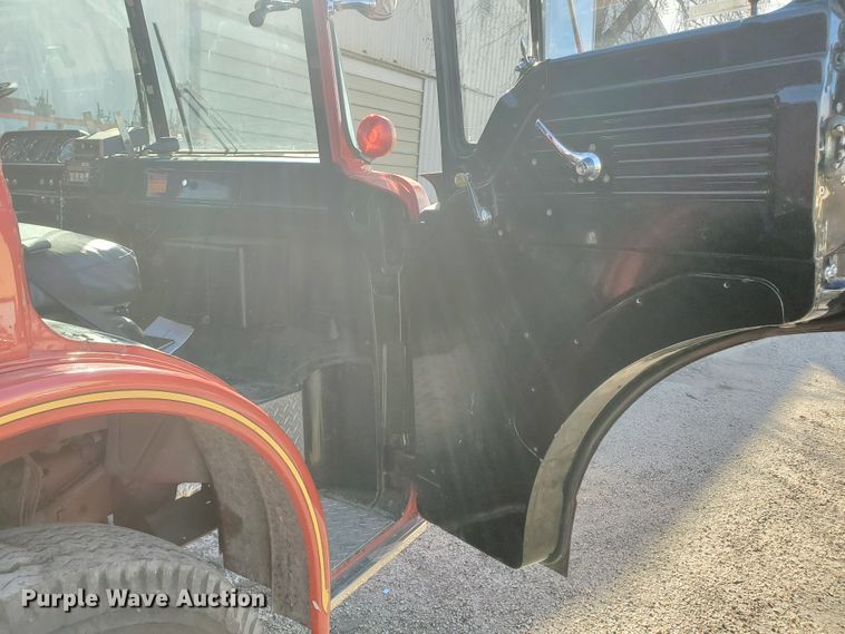 image for item IU9007 1985 Ford 800  pumper fire truck