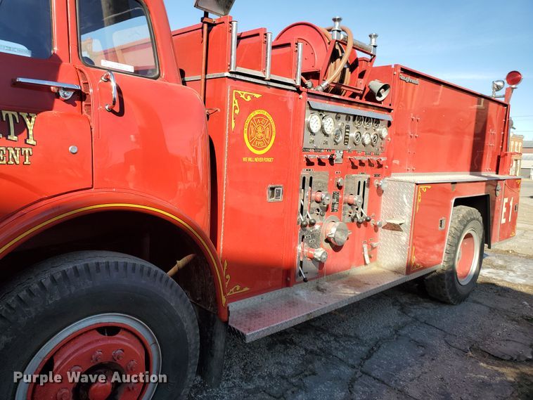 image for item IU9007 1985 Ford 800  pumper fire truck