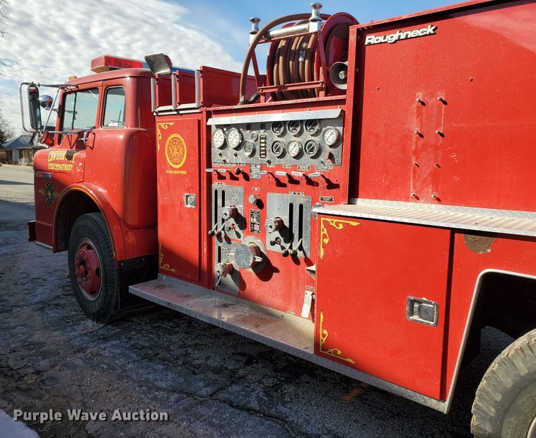 image for item IU9007 1985 Ford 800  pumper fire truck
